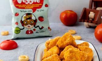 Συνταγή για τραγανιστές κοτομπουκιές με βιολογικό σνακ δημητριακών με ντομάτα