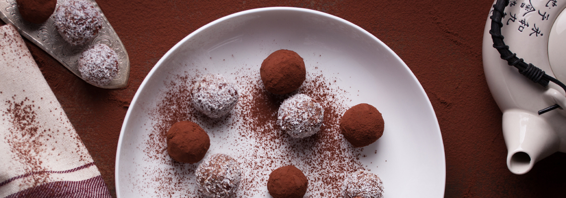 Συνταγή για τρουφάκια με χουρμάδες, κάσιους και Bee Bros