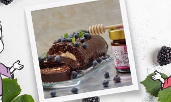 Συνταγή για σοκολατένιο κορμό με γέμιση κρέμας τυριού και μέλι Bee Bros με κακάο-blackberries