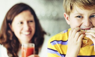 Παιδιά: Πώς θα τα μάθουμε να τρώνε σωστά;